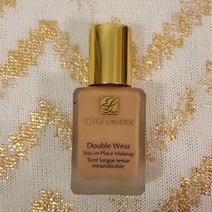 Estée Lauder Double Wear Foundation in 3C2 PEBBLE